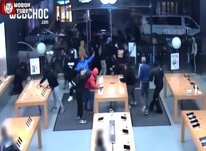 Video :Inside footage of an Apple shop raid in Philadelphia